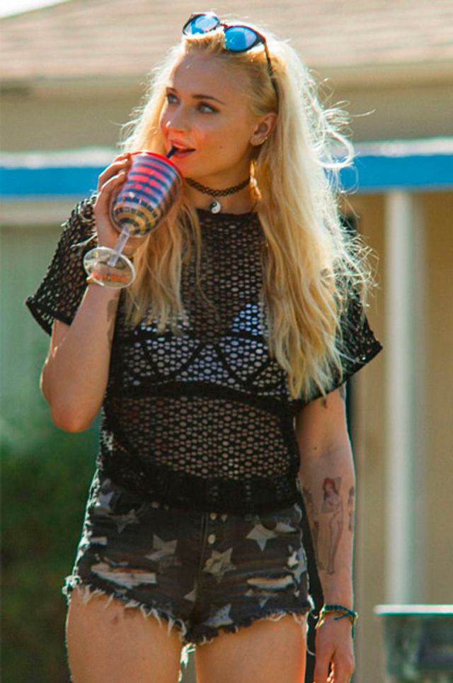 Найгарячіші образи Софі Тернер за всю кар'єру: добірка фото іменинниці (18+) - фото 497906