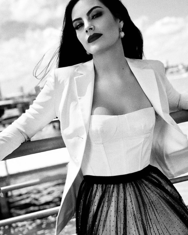 Найгарячіші образи Хімени Наваррете за всю кар'єру: добірка фото іменинниці (18+) - фото 498132