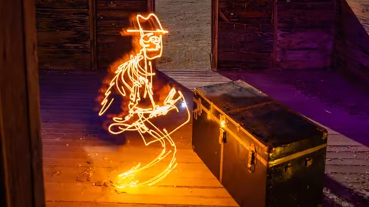 Фотограф створив покадрову анімацію про пригоди мисливця за скарбами