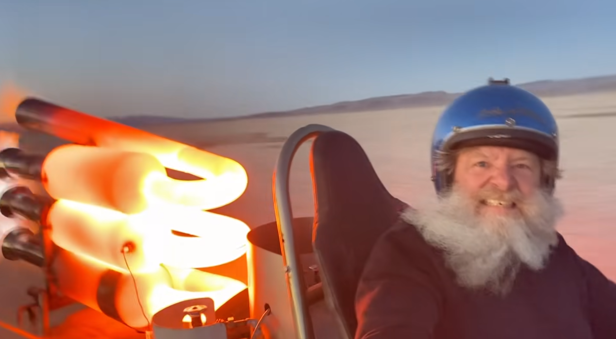 Відчайдух розігнав карт з ракетним двигуном до шаленої швидкості: відео