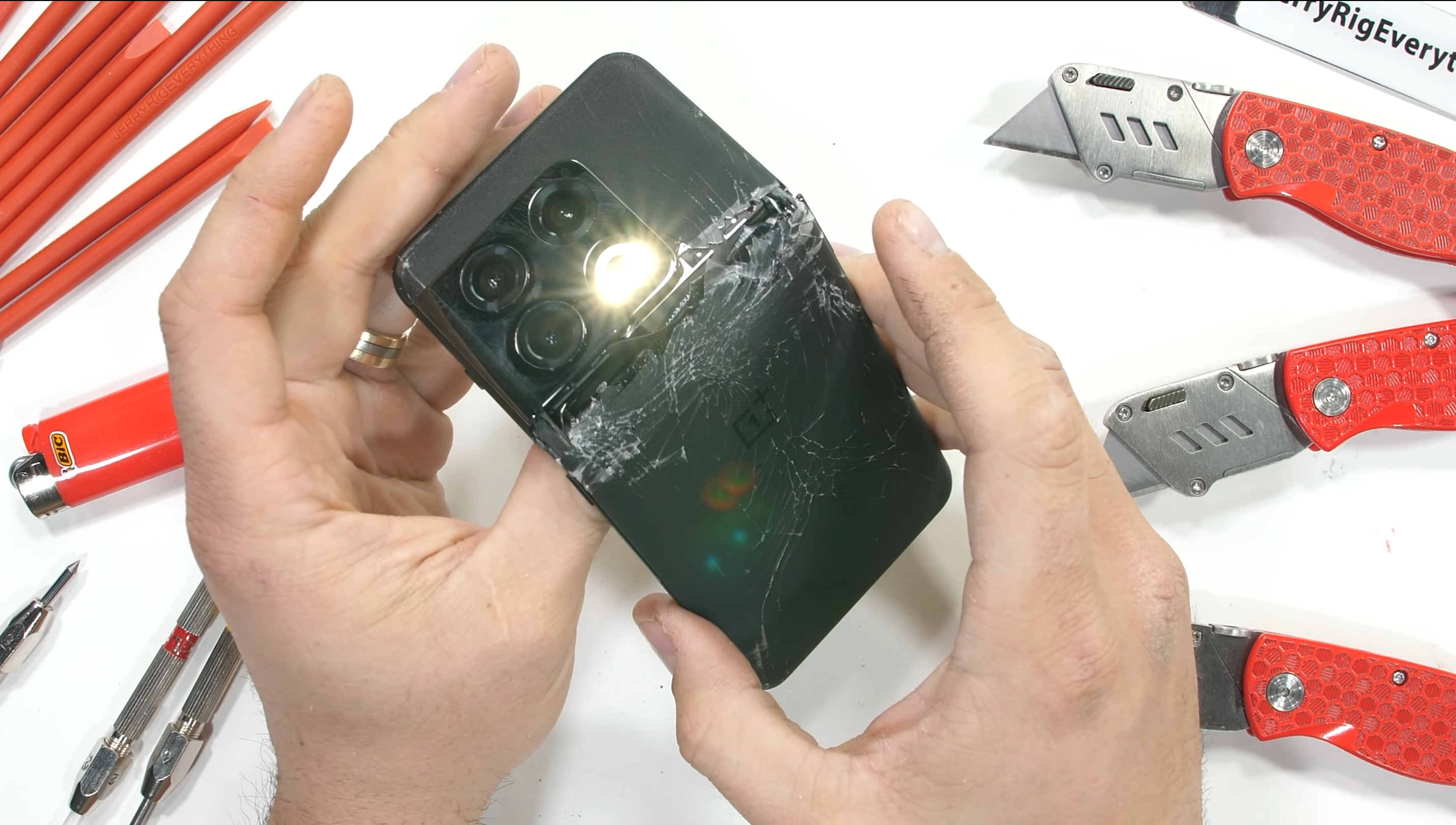 У задню кишеню джинсів не класти: OnePlus 10 Pro провалив тест на міцність