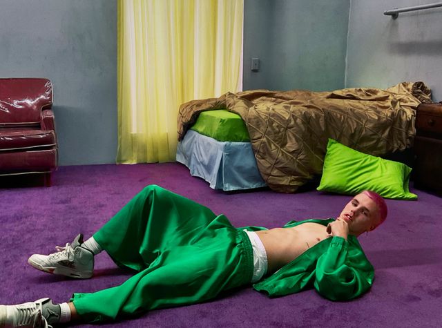 Син Бекхема повторив відвертий образ батька та знявся топлес для обкладинки журналу - фото 498440