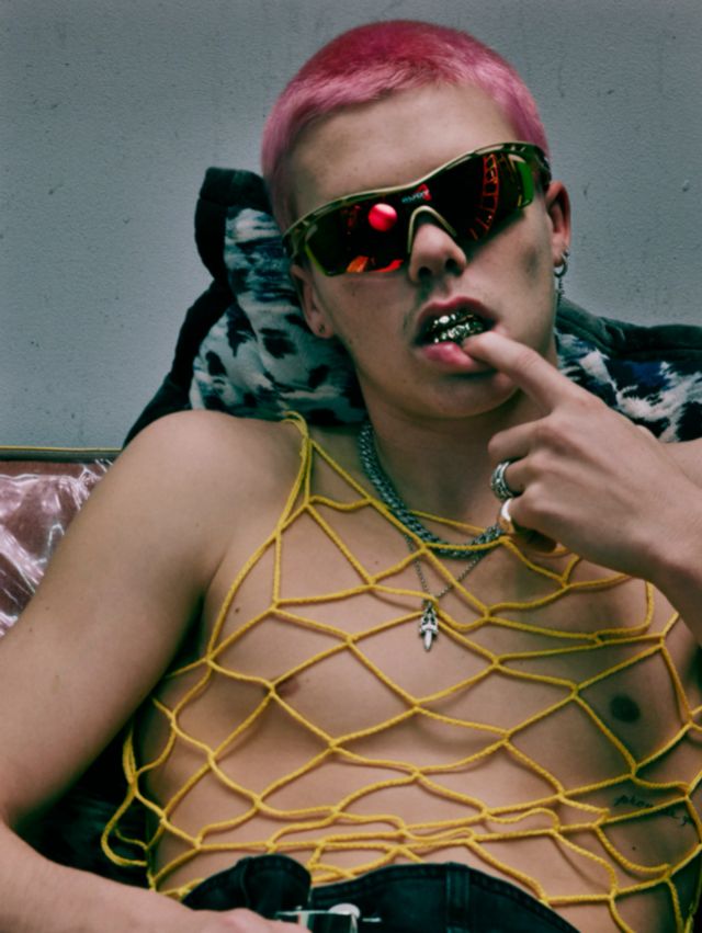 Син Бекхема повторив відвертий образ батька та знявся топлес для обкладинки журналу - фото 498441