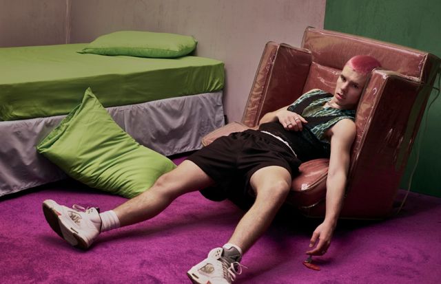 Син Бекхема повторив відвертий образ батька та знявся топлес для обкладинки журналу - фото 498443