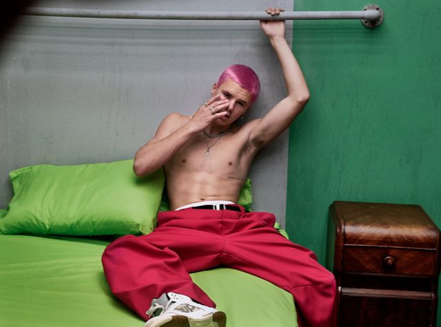 Син Бекхема повторив відвертий образ батька та знявся топлес для обкладинки журналу - фото 498444