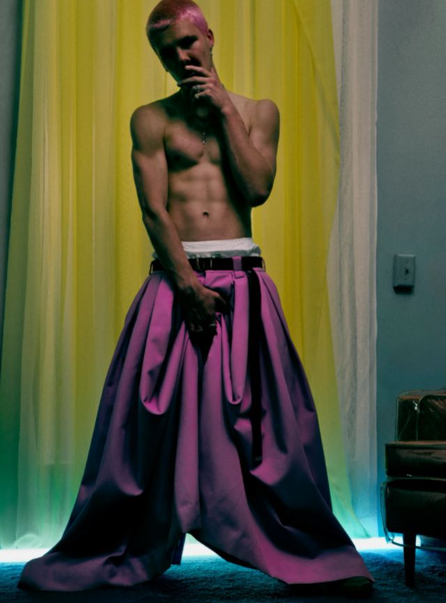 Син Бекхема повторив відвертий образ батька та знявся топлес для обкладинки журналу - фото 498445