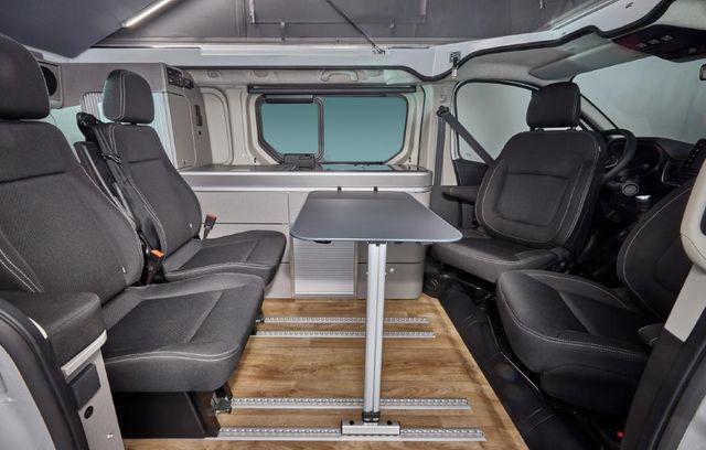 Дивіться, як виглядає кемпер на базі фургону Nissan з 4 спальними місцями - фото 498471