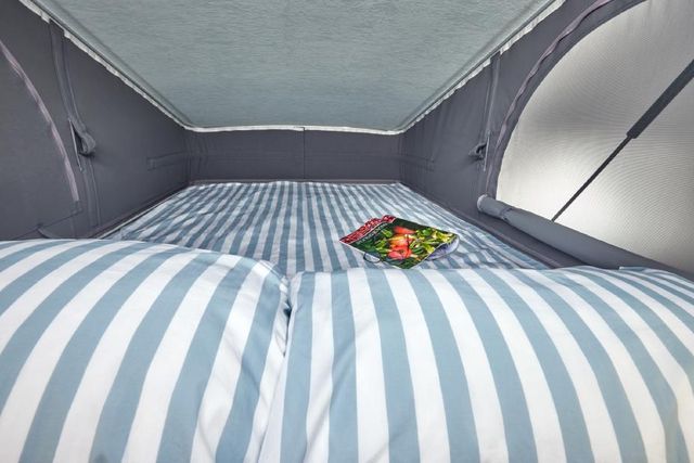 Дивіться, як виглядає кемпер на базі фургону Nissan з 4 спальними місцями - фото 498473