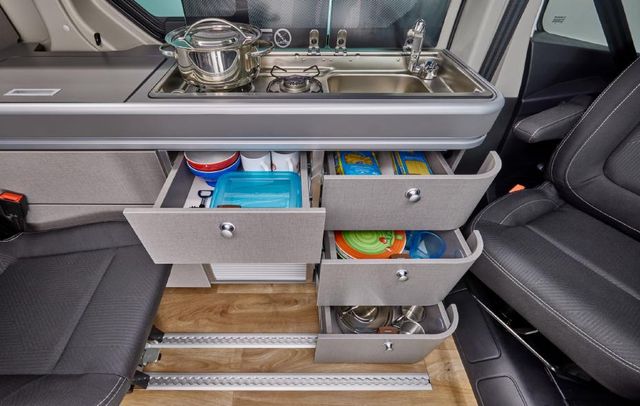 Дивіться, як виглядає кемпер на базі фургону Nissan з 4 спальними місцями - фото 498476