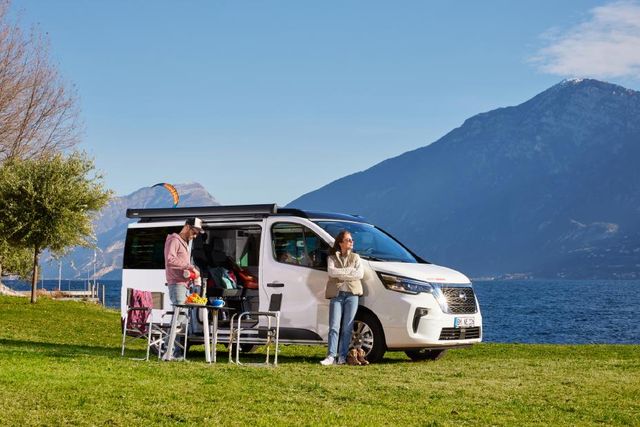 Дивіться, як виглядає кемпер на базі фургону Nissan з 4 спальними місцями - фото 498478