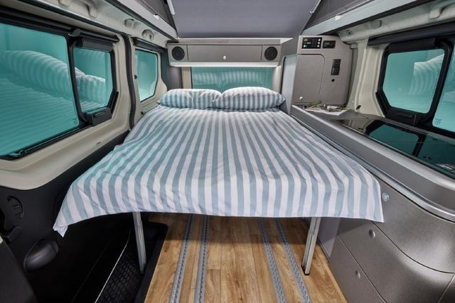 Дивіться, як виглядає кемпер на базі фургону Nissan з 4 спальними місцями - фото 498479