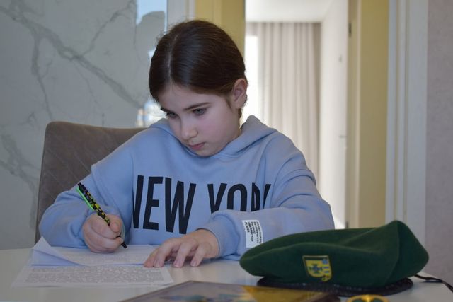 'Скажіть Путіну, щоб він забрав свої танки': донька героя АТО написала лист Єлизаветі ІІ - фото 498518