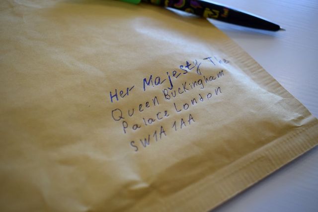 'Скажіть Путіну, щоб він забрав свої танки': донька героя АТО написала лист Єлизаветі ІІ - фото 498519