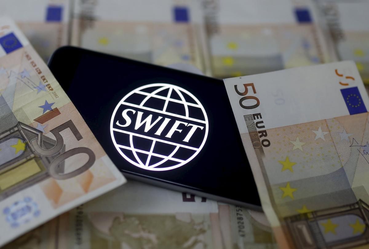 Світові лідери вимагають відключити Росію від системи SWIFT: але країни ЄС розділилися
