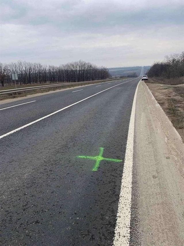 Укравтодор закликав українців знищувати позначки ворогів на дорогах - фото 498695