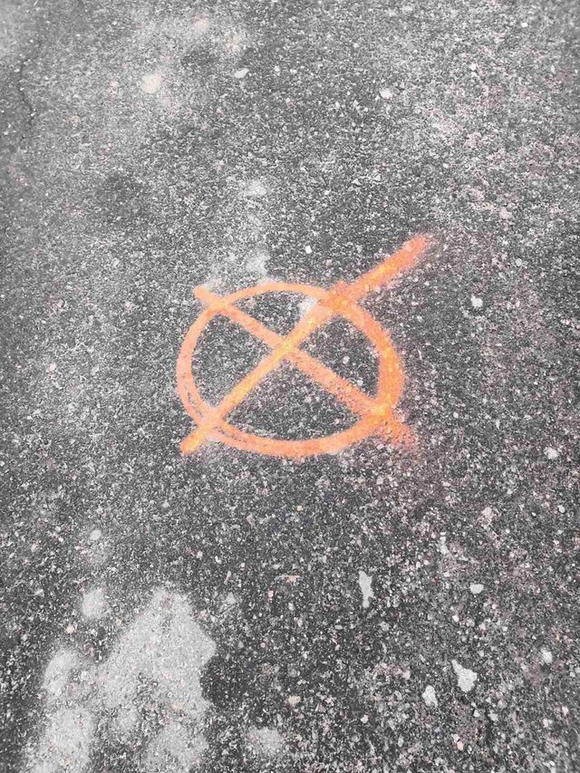 Укравтодор закликав українців знищувати позначки ворогів на дорогах - фото 498696