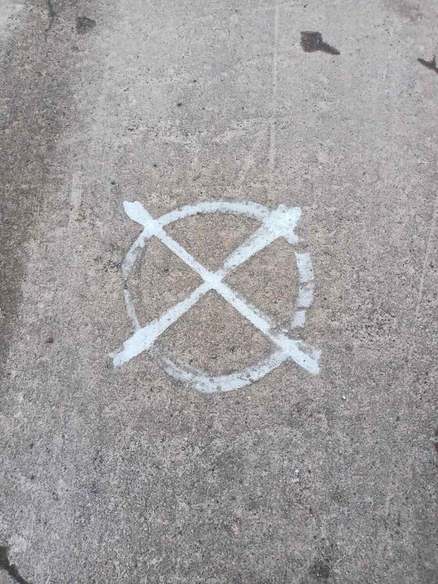 Укравтодор закликав українців знищувати позначки ворогів на дорогах - фото 498697