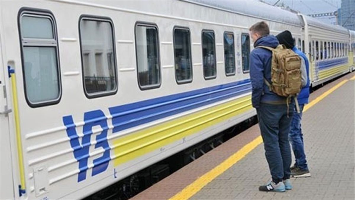 Укрзалізниця запускає додаткові потяги зі Львова до кордону з Польщею - фото 1
