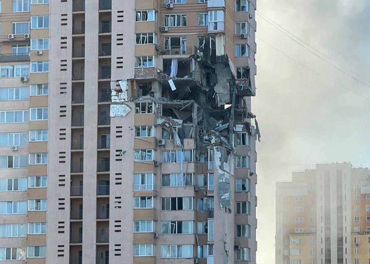 Влучання ракети у київську багатоповерхівку: у мережі показали відео моменту удару