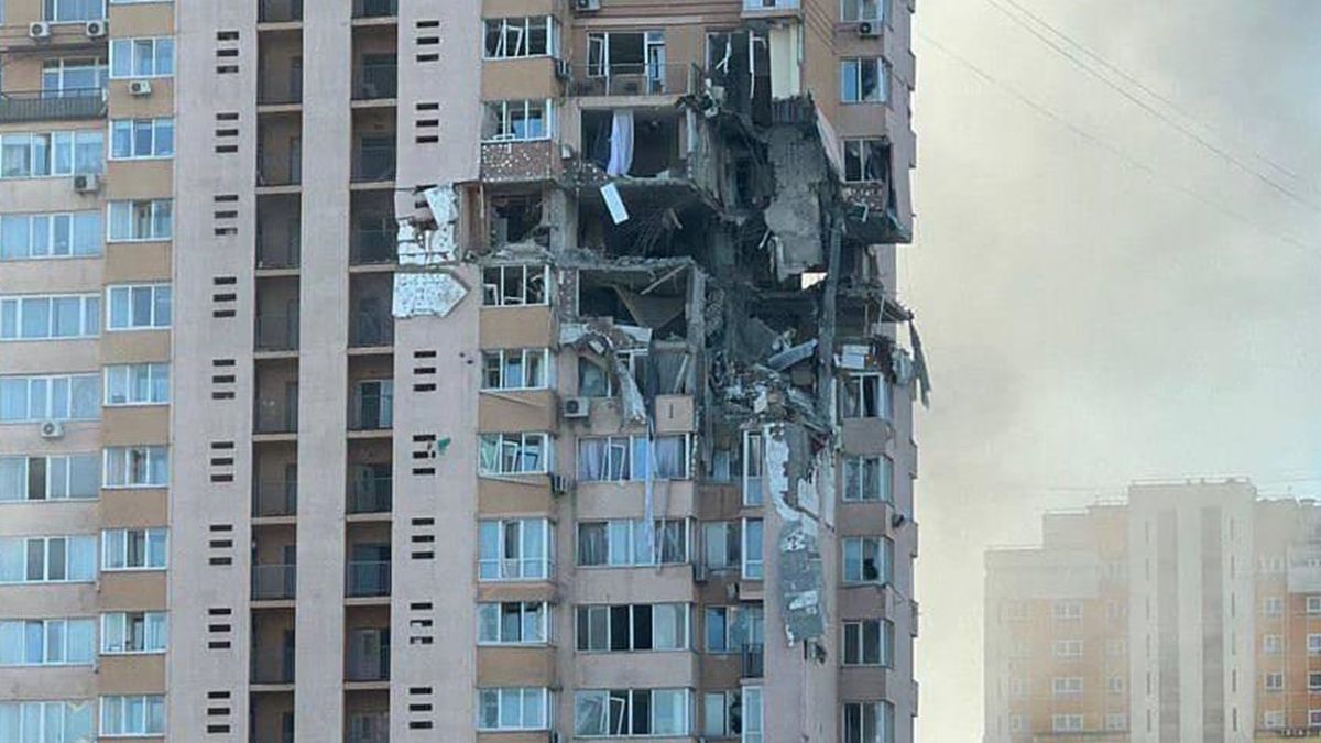 Влучання ракети у київську багатоповерхівку: у мережі показали відео моменту удару - фото 1