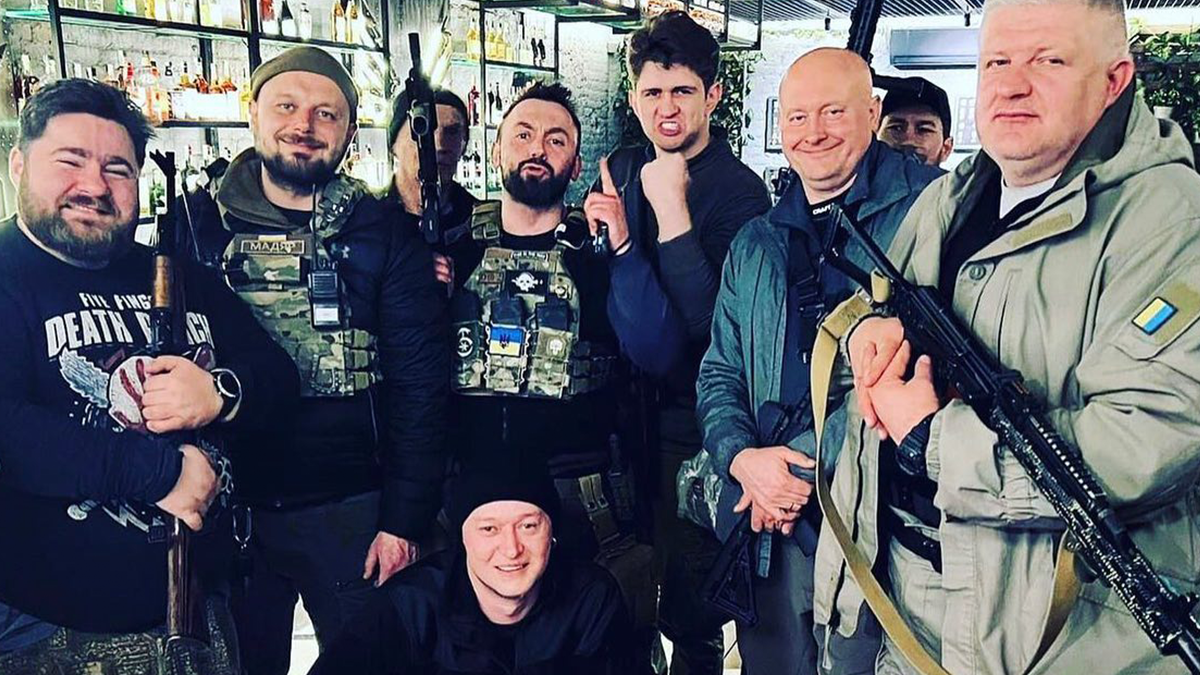 Лідер Бумбоксу вступив у тероборону і показав свій арсенал