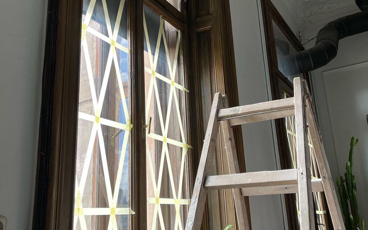 Як заклеїти вікна, щоб захистити себе під час бомбардування: поради