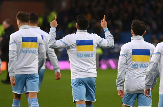 Гравці Евертона та Манчестер Сіті вийшли на матч з українськими прапорами: відео до сліз - фото 498909