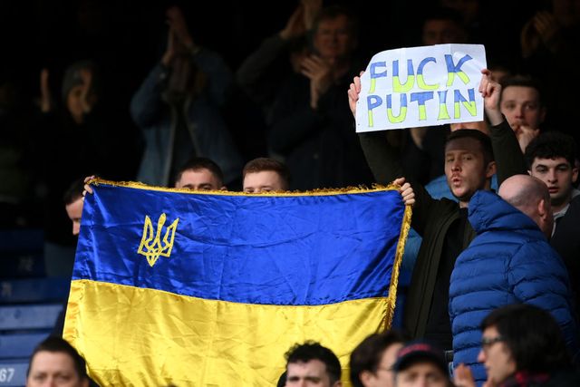 Гравці Евертона та Манчестер Сіті вийшли на матч з українськими прапорами: відео до сліз - фото 498911