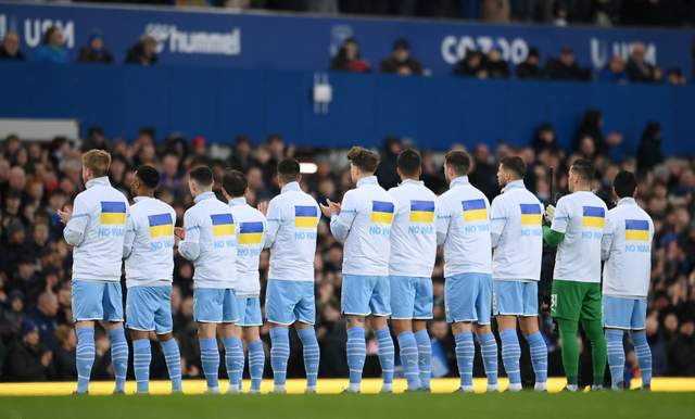 Гравці Евертона та Манчестер Сіті вийшли на матч з українськими прапорами: відео до сліз - фото 498912
