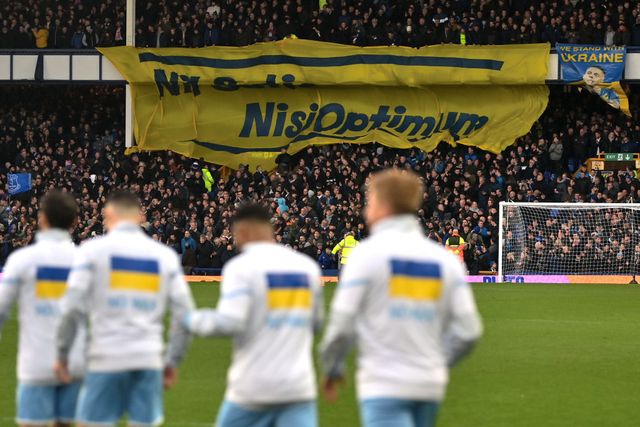 Гравці Евертона та Манчестер Сіті вийшли на матч з українськими прапорами: відео до сліз - фото 498913