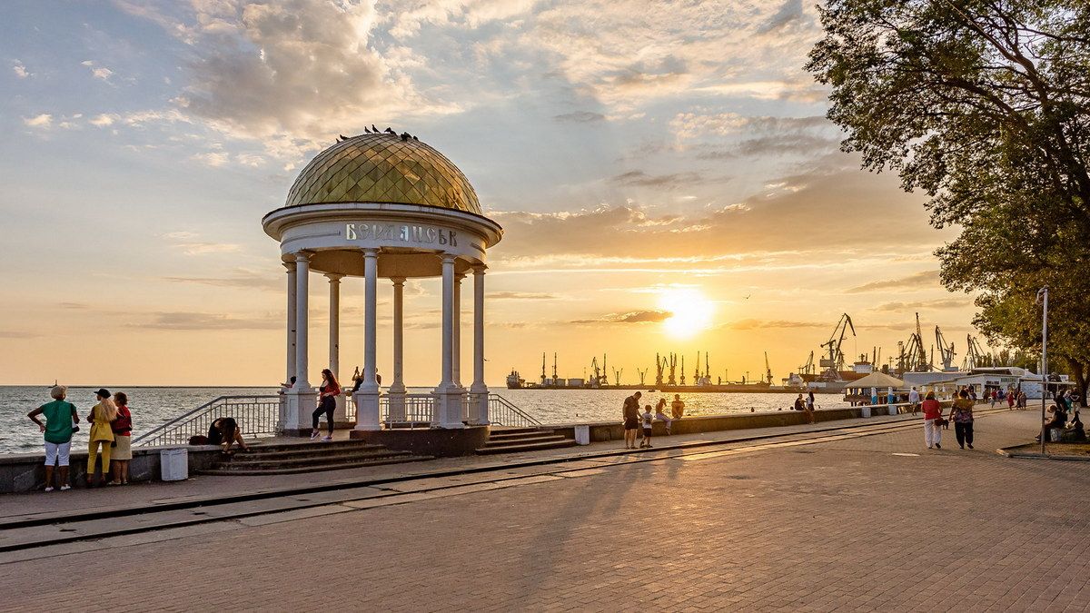 У Бердянську місцеві співають гімн України під технікою окупанта – відео 18+