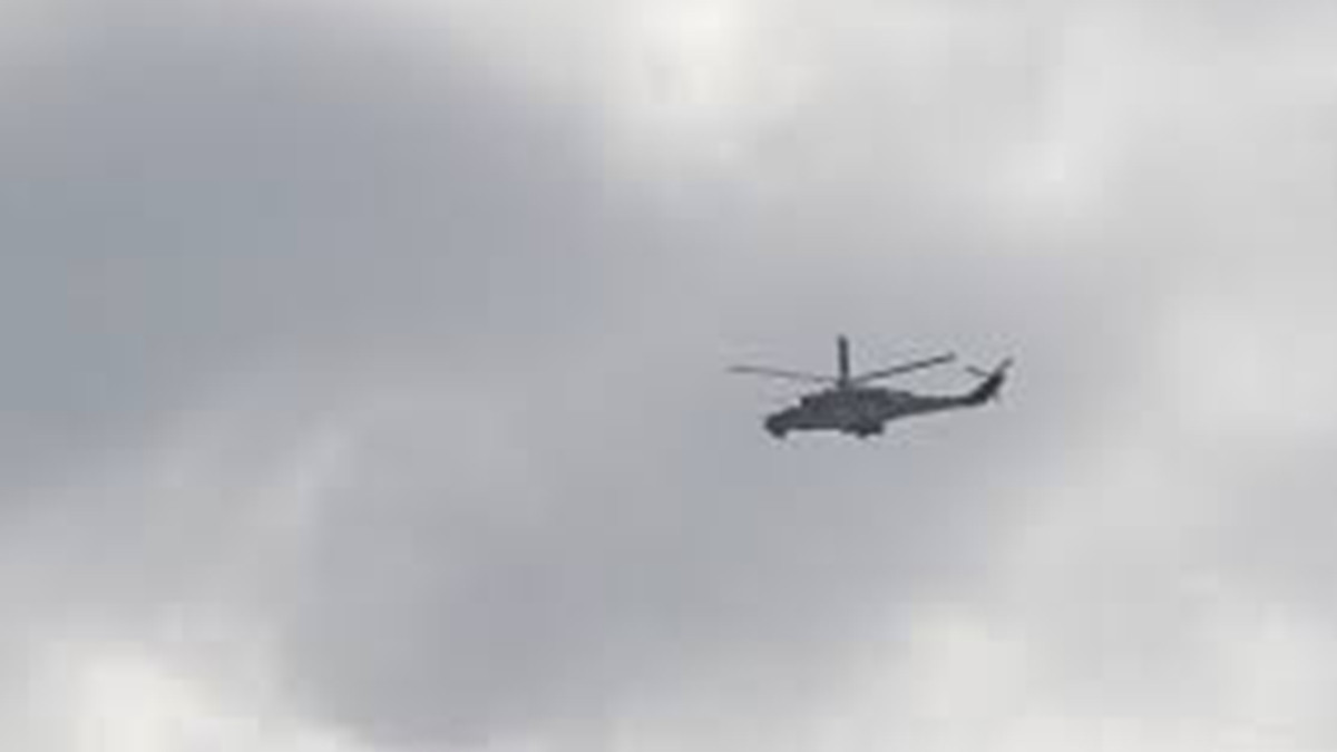 Дивіться, як під Києвом тонуть підбиті російські гелікоптери - фото 1