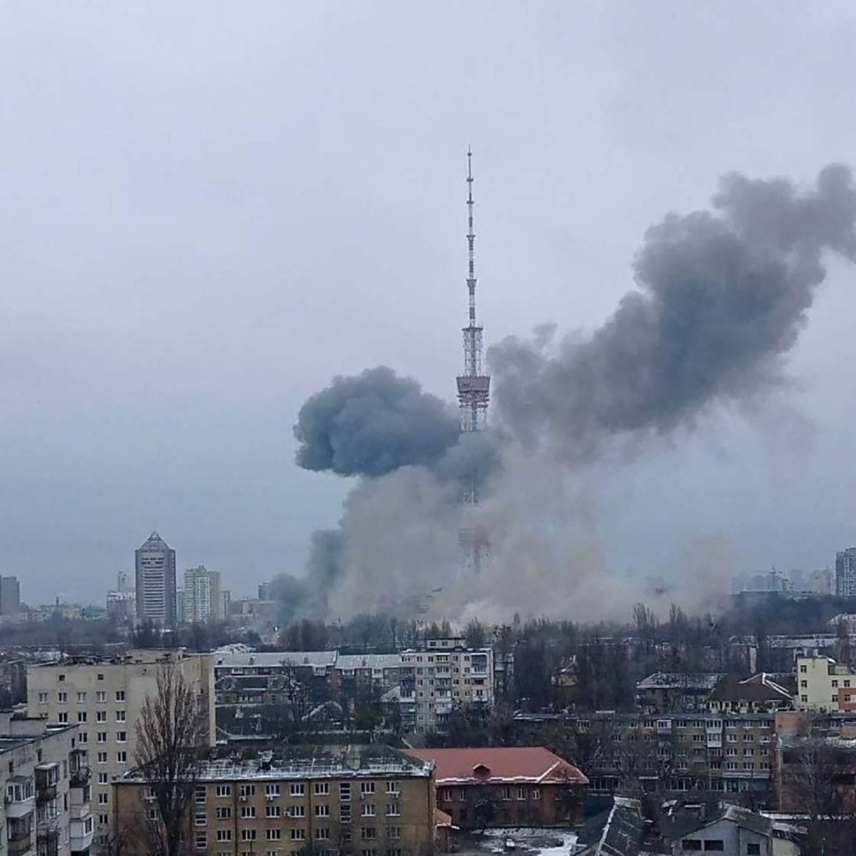 Росія вдарила ракетами по Київській телевежі: можуть бути проблеми з телесигналом