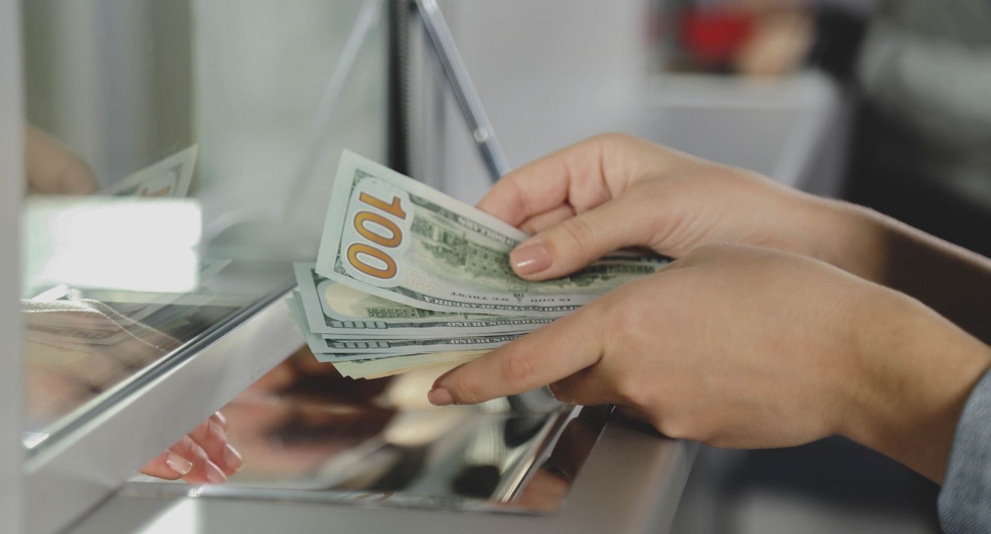 Нацбанк дозволив зняти валюту у готівці, але є певне обмеження