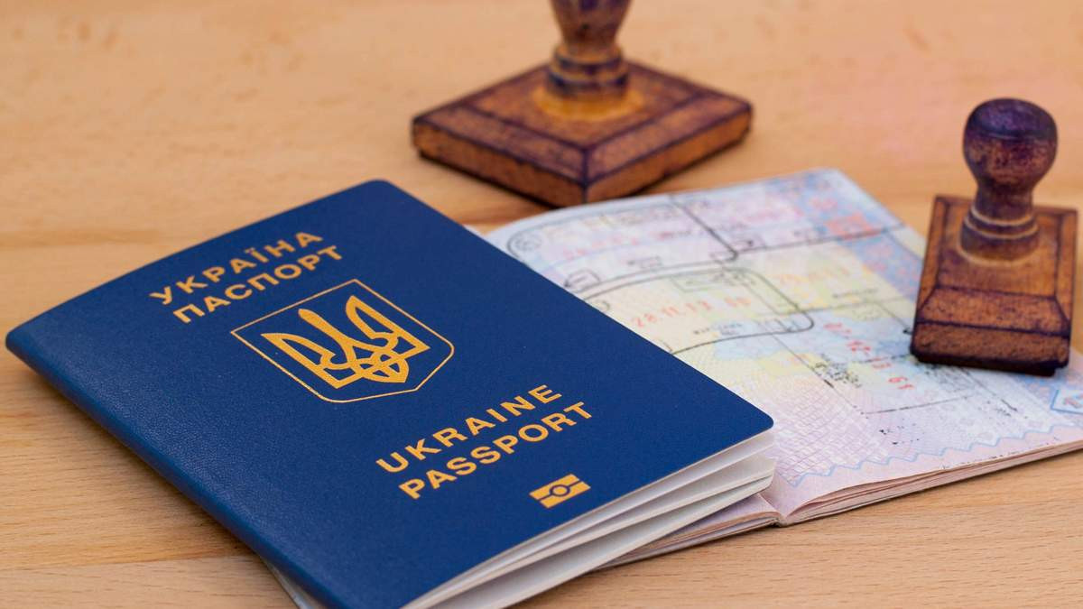 Дію українських закордонних паспортів можуть продовжити на 5 років - фото 1