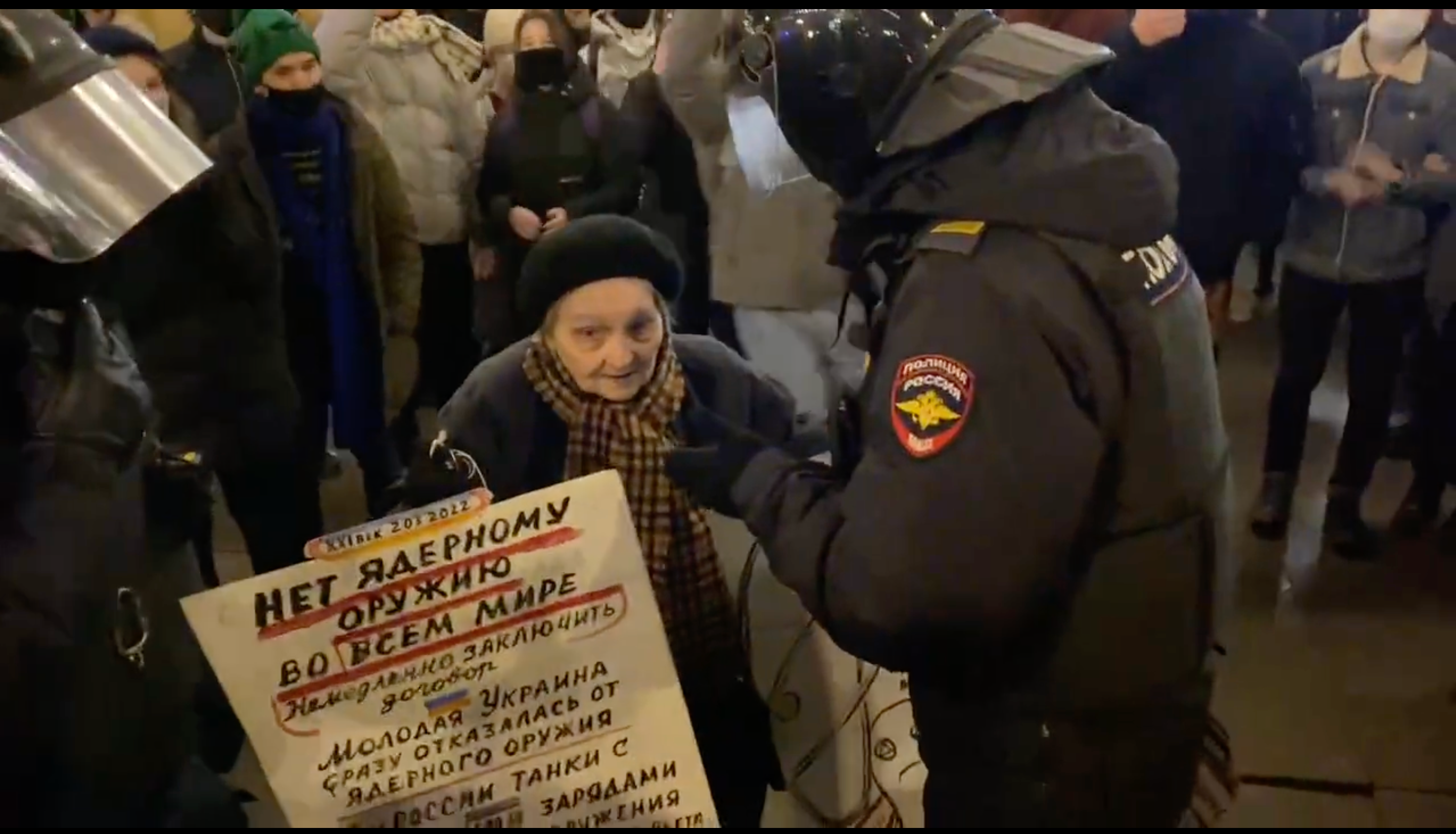 Брали цілою ордою ОМОНівців: у Петербурзі затримали бабусю, яка пережила блокаду