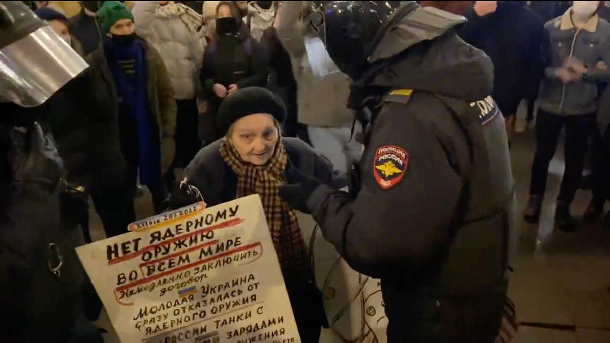 Бабусю затримали під час мітингу у Петербурзі - фото 1