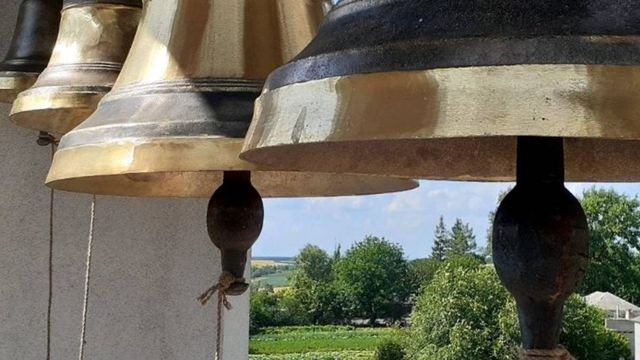 У деяких містах замість сирен про тривогу повідомляють дзвони - фото 499546