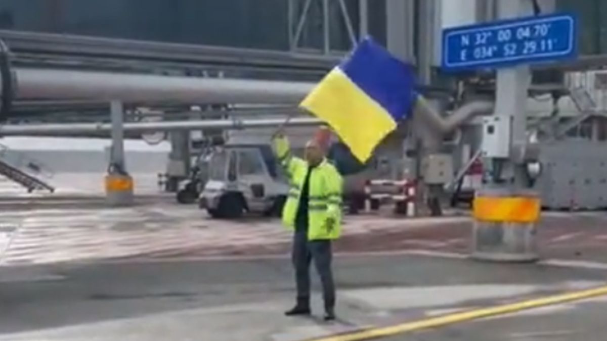 В ізраїльському аеропорту російським літакам подають сигнали прапором України - фото 1