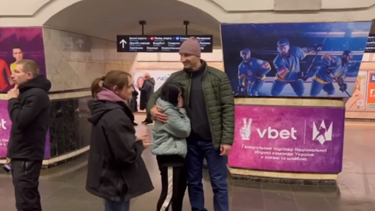 Брати Клички спустилися у київське метро та зарядили позитивом тих, хто в укритті - фото 1