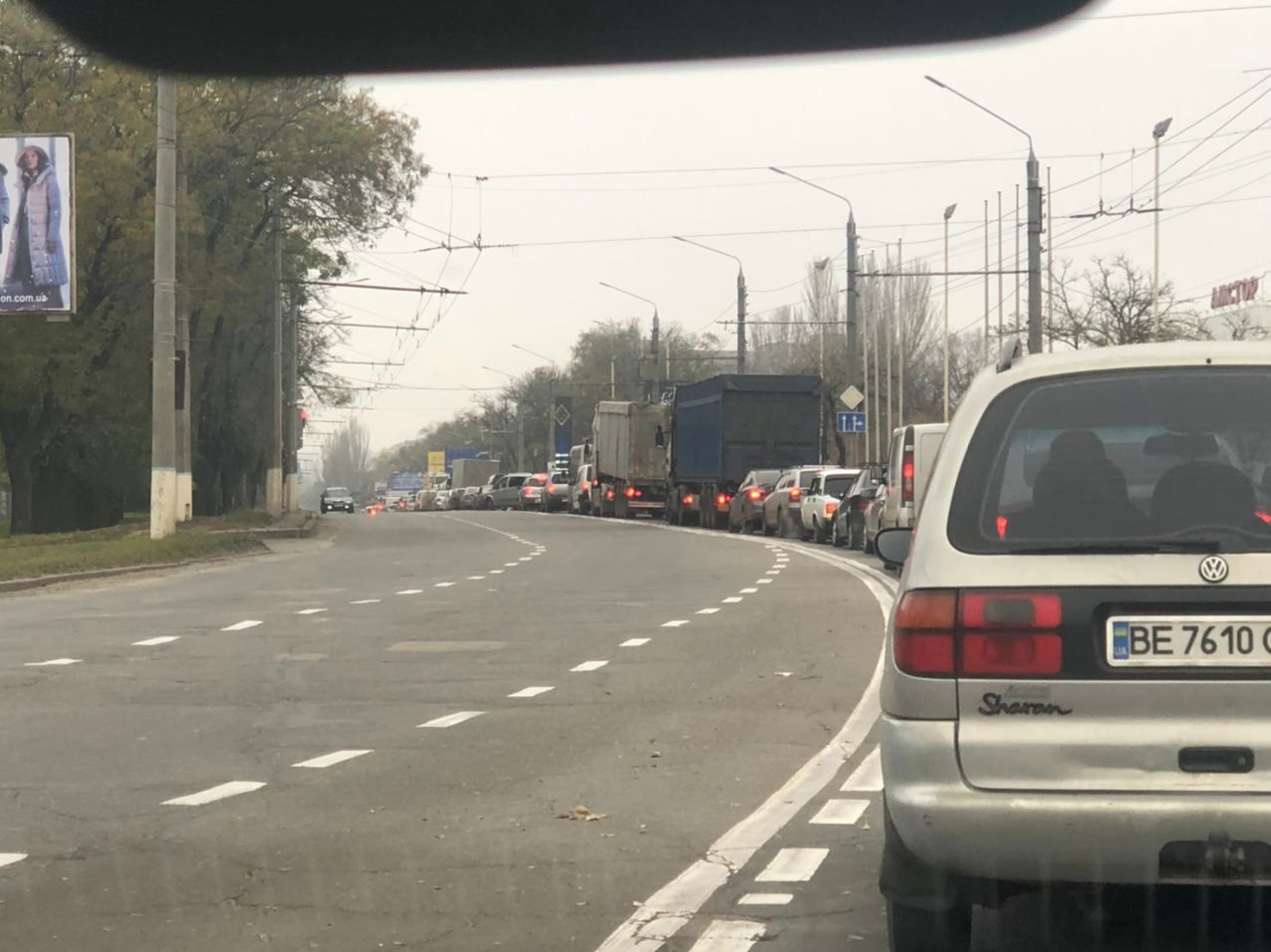 Як їхати власним автомобілем в умовах масової евакуації: важливі рекомендації