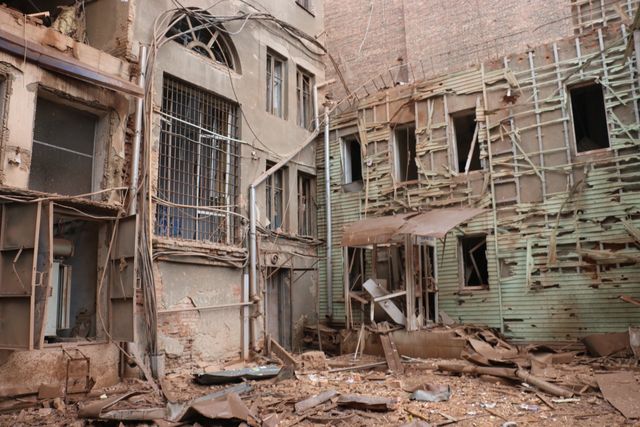 Як зараз виглядає Харків: 15 свіжих фото міста, яке знищують російські окупанти - фото 499591