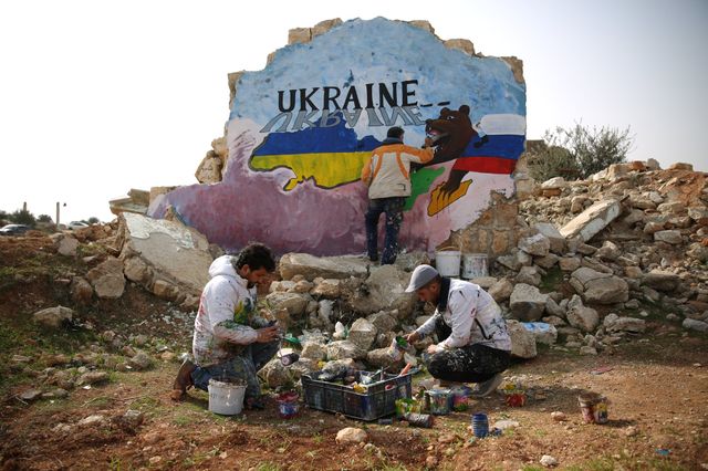 На стіні розбомбленого будинку у Сирії з'явився мурал, присвячений Україні - фото 499703