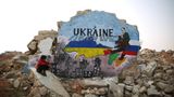 На стіні розбомбленого будинку у Сирії з'явився мурал, присвячений Україні
