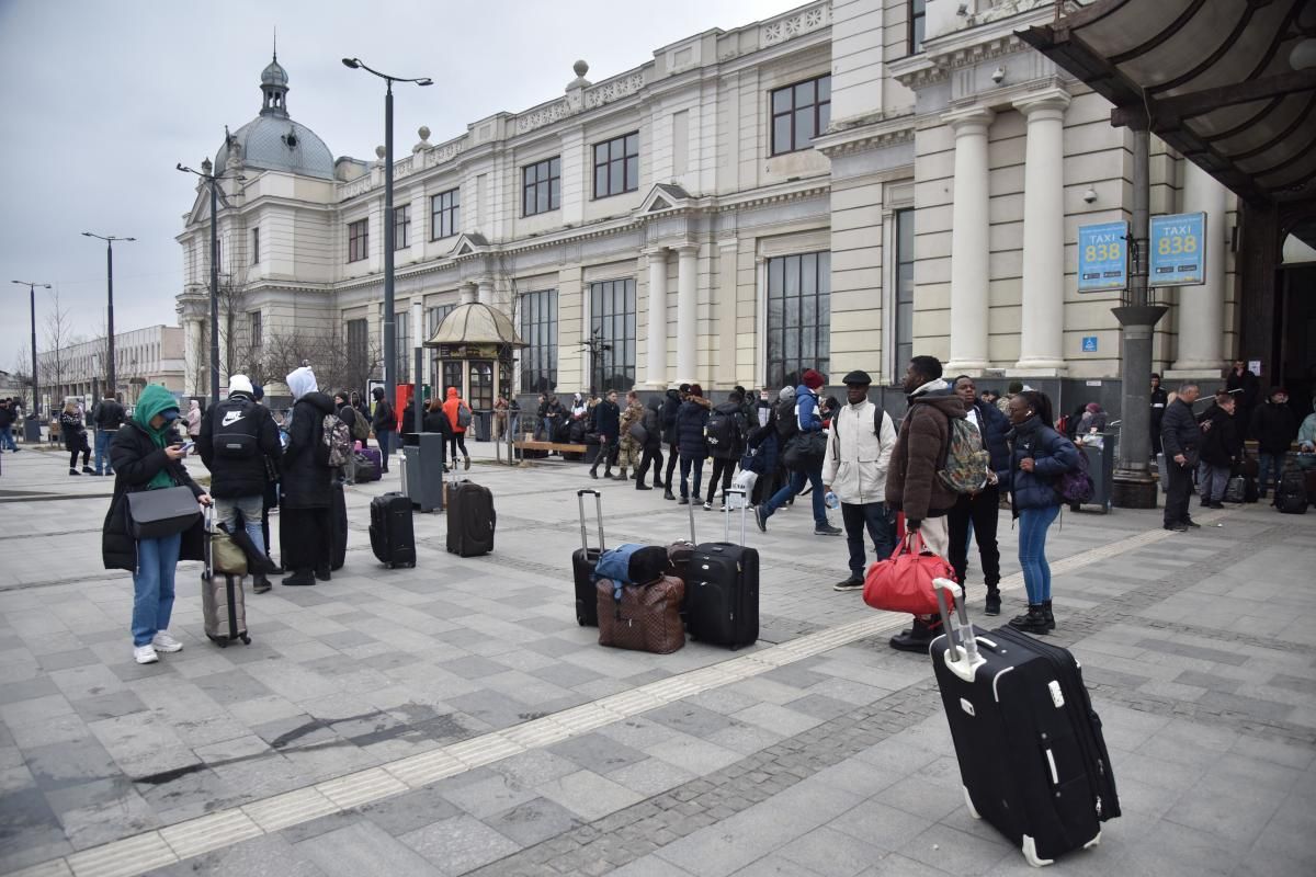 Потяги у напрямку Львова тимчасово зупинятимуться на іншій станції - фото 1