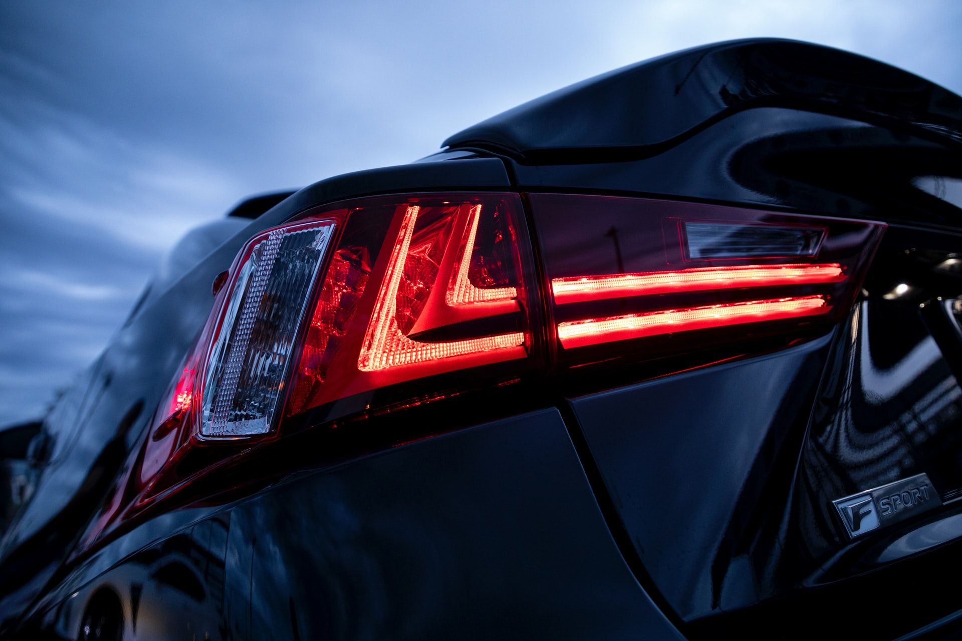 Жінка хотіла вивезти 50-річного коханого за кордон у багажнику – відео