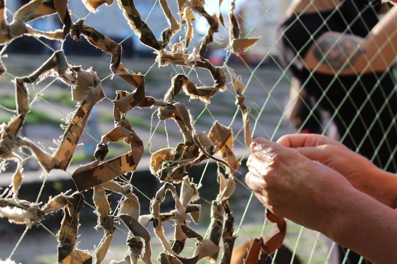 Як правильно плести маскувальні сітки: поради для тих, хто допомагає військовим