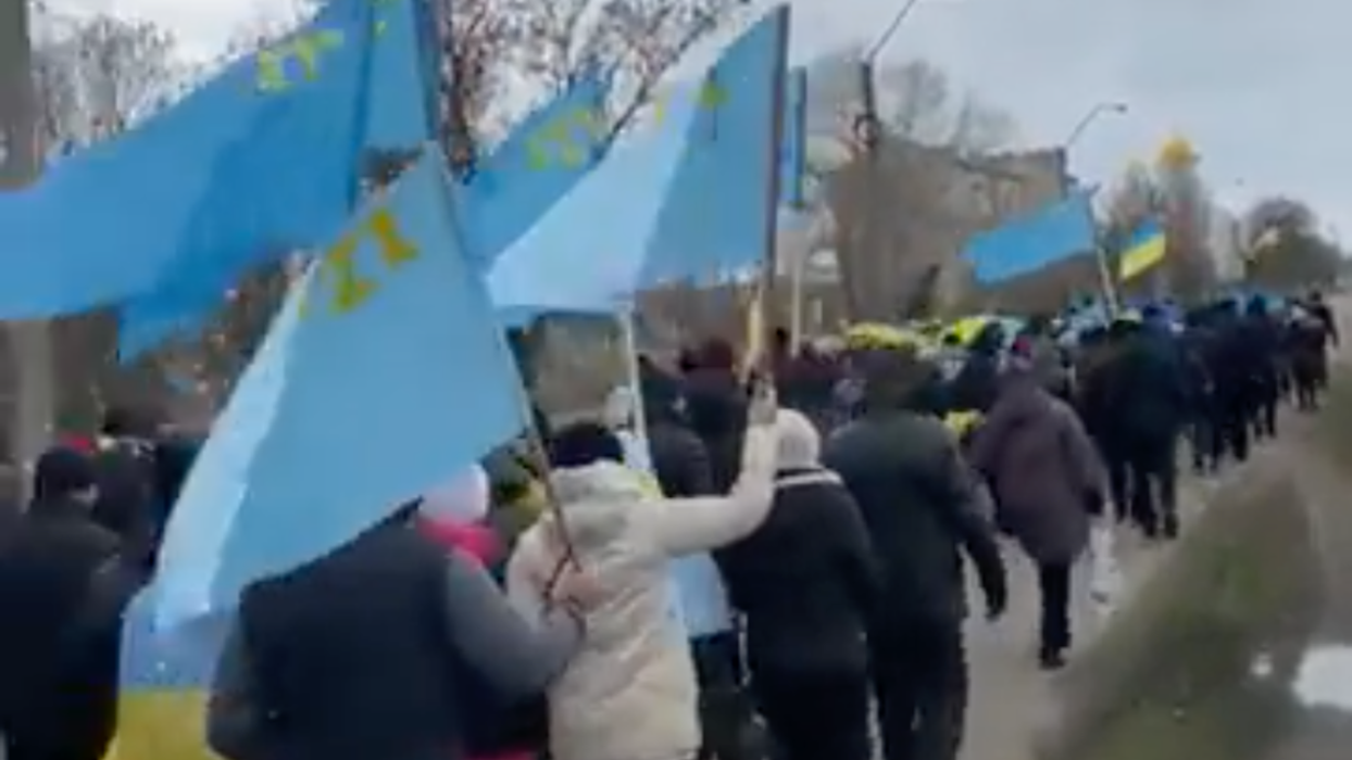 "Путін – х*йло!": кримські татари вийшли на мітинг і вимагають деокупації півострова