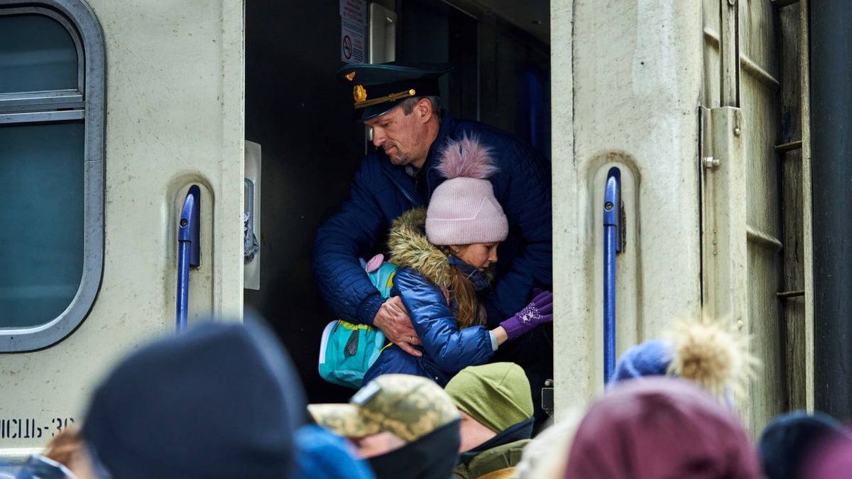 Укрзалізниця продовжує евакуювати людей з усієї України - фото 1