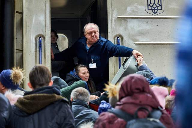 Скільки пасажирів евакуювала Укрзалізниця від початку війни: цифра дня - фото 500140